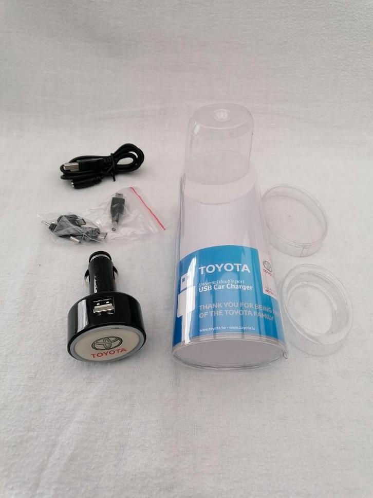 Toyota 12V autolader met dubbele USB poort - Nieuw, Telecommunicatie, Autoladers, Nieuw, Ophalen of Verzenden