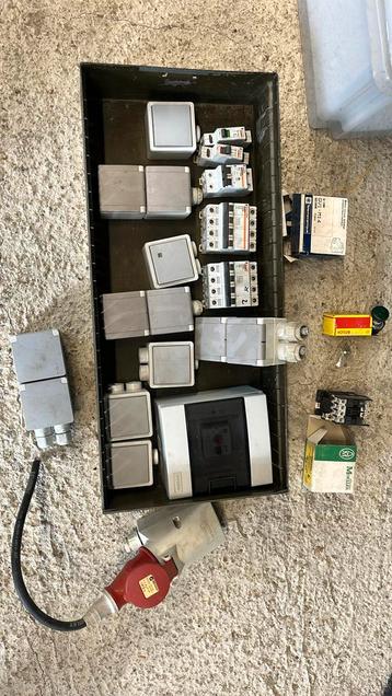 Allerlei electrische bendodigheden beschikbaar voor biedingen