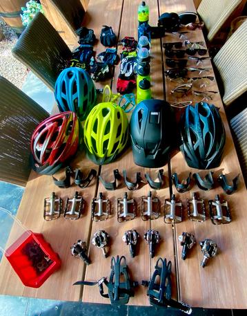 Fietsmateriaal, helmen, pedalen, drinkbussen, brillen beschikbaar voor biedingen