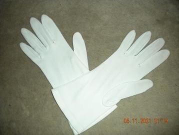 Witte / zwarte handschoenen beschikbaar voor biedingen