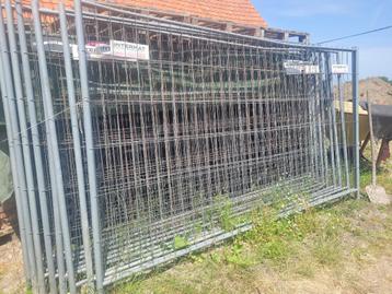 Werf hekken met voetplaten beschikbaar voor biedingen