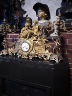 Prachtige vergulde bekende bronzen klok met koppel kandelaar, Ophalen