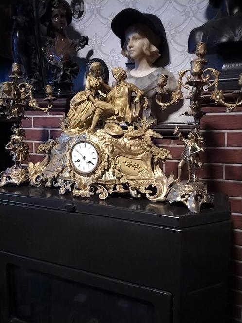 Prachtige vergulde bekende bronzen klok met koppel kandelaar, Antiek en Kunst, Antiek | Klokken, Ophalen