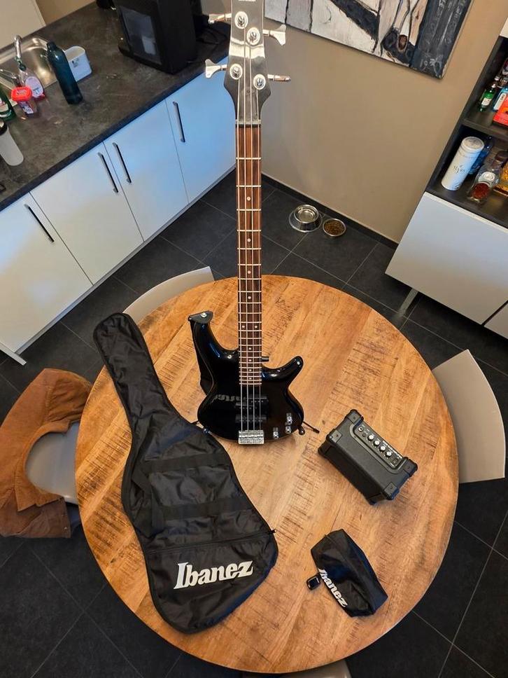 Zwarte Ibanez basgitaar, Muziek en Instrumenten, Snaarinstrumenten | Gitaren | Bas, Zo goed als nieuw, Elektrisch, Ophalen