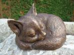 beeld van een slapende kat in een bal in brons, Nieuw, Overige materialen, Ophalen of Verzenden, Dierenbeeld