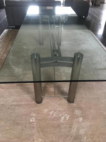 Glazen tafel beschikbaar voor biedingen