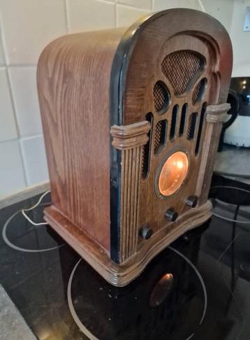 Perfect werkende retro radio beschikbaar voor biedingen