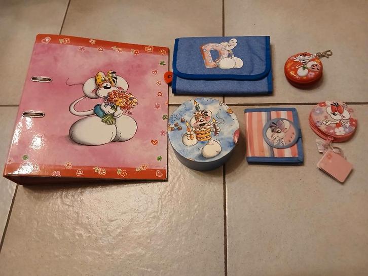 Paquet Diddl avec dossier, 2 portemonnaies, étui à crayons, Collections, Diddl, Utilisé, Autres types, Diddl, Enlèvement ou Envoi