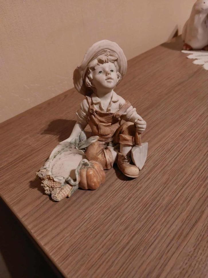 Decoratief beeldje : Boerenjongen met schop en pompoen, Verzamelen, Beelden en Beeldjes, Zo goed als nieuw, Mens, Verzenden