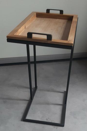 Bijzettafel beschikbaar voor biedingen