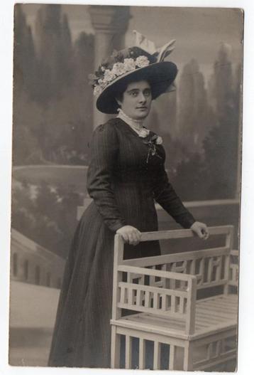 Foto Jeanne Lacroix-Phillipart (omstreeks 1900) beschikbaar voor biedingen