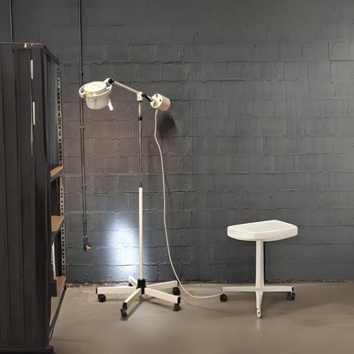 Vintage Dr. Mach 120 chirurgische lamp, Huis en Inrichting, Lampen | Vloerlampen, Gebruikt, 100 tot 150 cm, Metaal, Ophalen