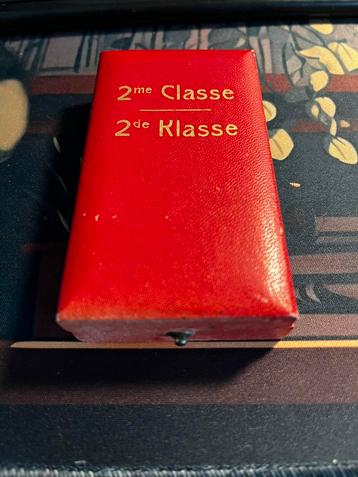 2de klasse ereteken beschikbaar voor biedingen