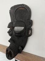 Houten Afrikaans masker, Ophalen