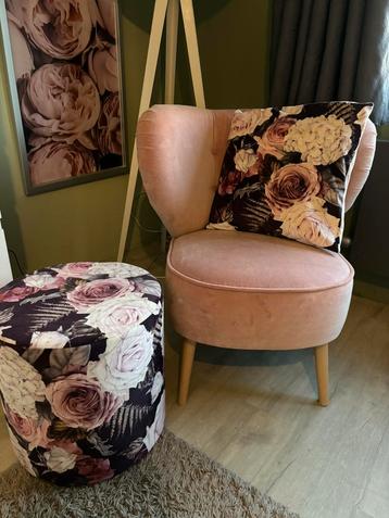 CANAPÉ ROSE AVEC POUF ET COUSSINS  disponible aux enchères