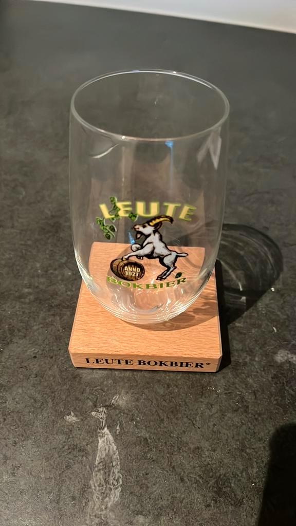Uniek Leute Bokbier Glas met Originele Houten Voet, Verzamelen, Glas en Drinkglazen, Ophalen