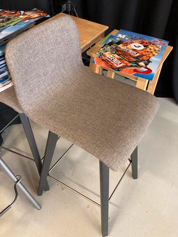 2 hoge stoeltjes beschikbaar voor biedingen