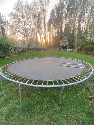 Trampoline beschikbaar voor biedingen