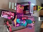 Monster High huis met poppen en accessoires, Ophalen, Gebruikt, Accessoires