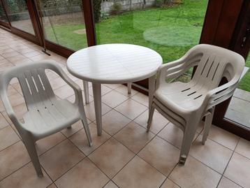 wit pvc tuintafel en 4 stapel stoelen beschikbaar voor biedingen