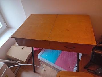 Oldskool bureau met stoel beschikbaar voor biedingen