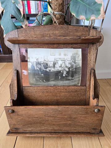 Antieke houten brievenhouder met originele zwart-wit foto beschikbaar voor biedingen