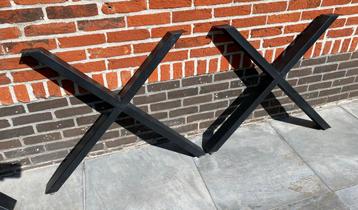 2 sets zwart metalen tafelpoten beschikbaar voor biedingen