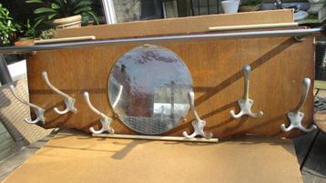 Vintage houten muurkapstok met spiegel beschikbaar voor biedingen