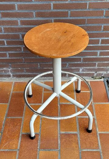 Vintage metalen krukje  beschikbaar voor biedingen