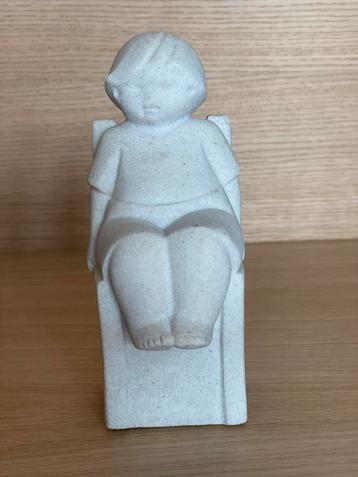 Marbell stone art kind op stoel beschikbaar voor biedingen