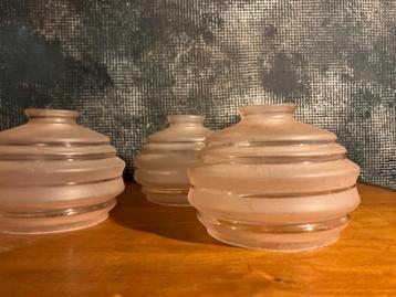3 ROZE ART DECO LAMPEKAPPEN. JAREN 30. PERFECTE STAAT beschikbaar voor biedingen