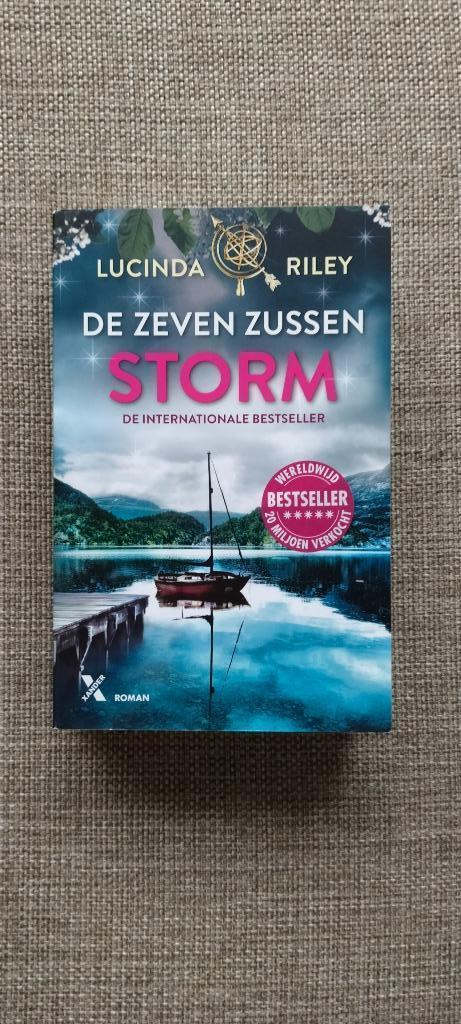 De zeven zussen - Lucinda Riley - deel 2 - STORM., Boeken, Romans, Zo goed als nieuw, Ophalen