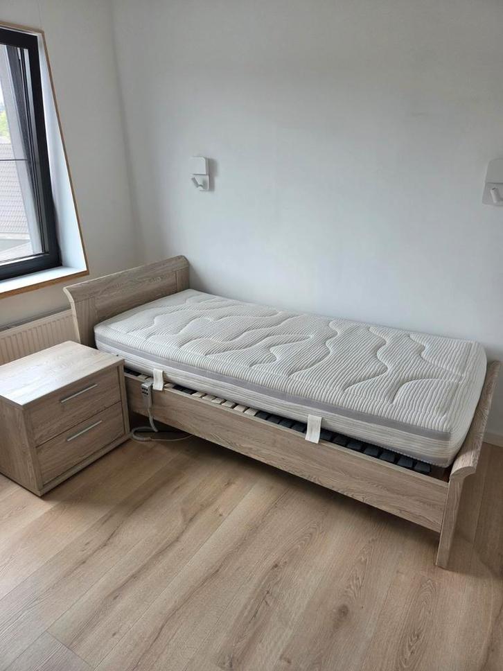 Modieus elektrisch bed in berkenfineer + matras + nachttafel, Huis en Inrichting, Slaapkamer | Complete slaapkamers, Zo goed als nieuw