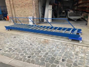 escalier industriel bleu avec marches grilles galvanisées
