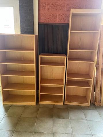 Set van 3 houten boekenkasten + open boekenkast te koop beschikbaar voor biedingen
