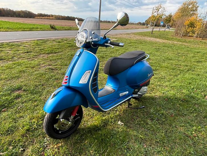 Vespa GTS super sport 125cc bj 2023 nieuwstaat, Motoren, Motoren | Piaggio, Particulier, Super Sport, ABS, LED Verlichting, Ophalen