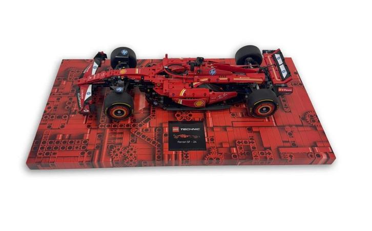 Présentoir mural Lego Technic Ferrari SF-24 F1 Car, Enfants & Bébés, Jouets | Duplo & Lego, Comme neuf, Lego, Enlèvement