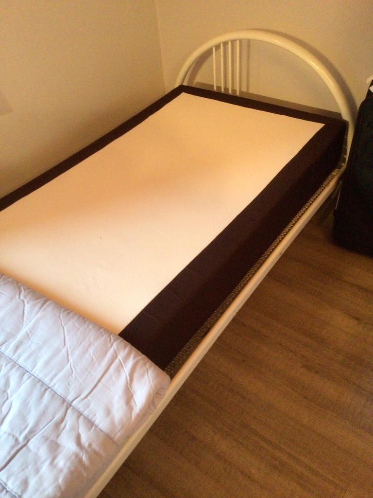 Eenpersoonsbed met matras en donsdeken, Huis en Inrichting, Slaapkamer | Bedden, Ophalen, Gebruikt, 90 cm, Eenpersoons