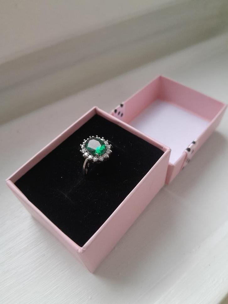 Klassieke zilveren damesring met een smaragd kleurige steen, Handtassen en Accessoires, Ringen, Nieuw, Dame, Kleiner dan 17, Groen