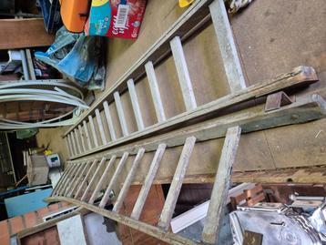 dubbele houten ladder beschikbaar voor biedingen