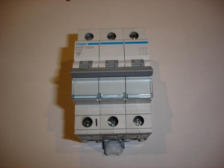 Automatique - Fusible triphasé Hager 32A, Bricolage & Construction, Électricité & Câbles, Neuf, Interrupteur, Interrupteur, Enlèvement ou Envoi