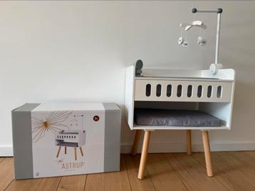 Poppencommode in hout by Astrup beschikbaar voor biedingen