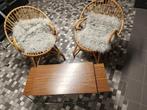 2  vintage rieten zeteltjes met salontafeltje, Huis en Inrichting, Ophalen, Gebruikt, Vintage