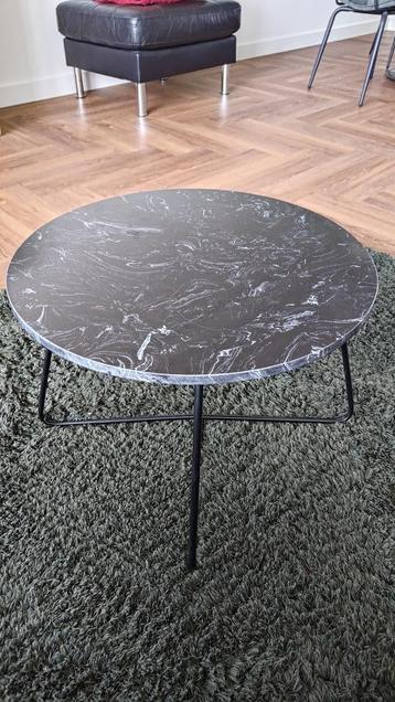 Zwarte metalen bijzettafel met marmeren tafelblad beschikbaar voor biedingen