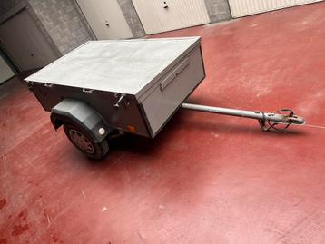 Aanhangwagen met deksel beschikbaar voor biedingen