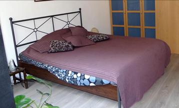 Magnifique lit en metal bois élégant  matelas et sommier, Chic moderne et une touche classique va dans tout les style, Comme neuf