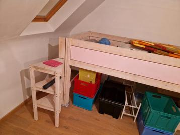 Stapelbed met ruimte onder + legkastje beschikbaar voor biedingen