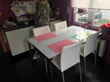 Witte glazen tafel en 4 stoelen beschikbaar voor biedingen