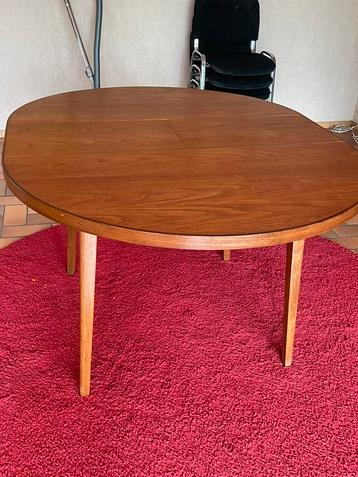 Houten eettafel jaren 70 beschikbaar voor biedingen