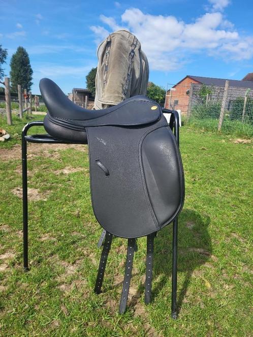 Dressuurzadel Harry Dabbs 17,5 inch, Animaux & Accessoires, Chevaux & Poneys | Selles, Comme neuf, Dressage, Enlèvement